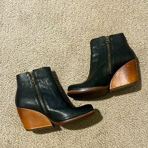 Unique Kork-Ease black ankle boot. Like new! Size 6